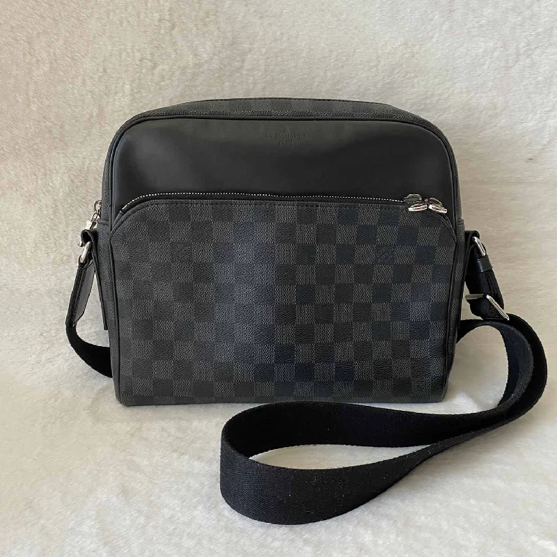 Ladies Louis Vuitton Petite Malle bags in a pastel color for a soft lookLouis Vuitton Damier Graphite Dayton Reporter