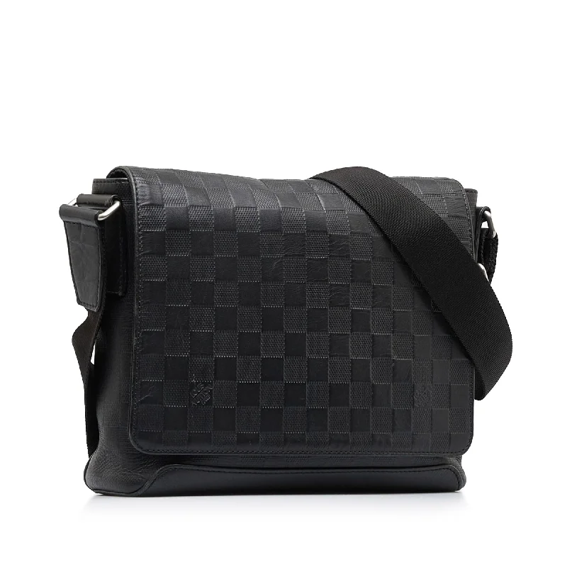 Louis Vuitton crossbody bags with a keychain holder for practicalityLouis Vuitton Damier Infini District PM (SHG-CUUbVe)