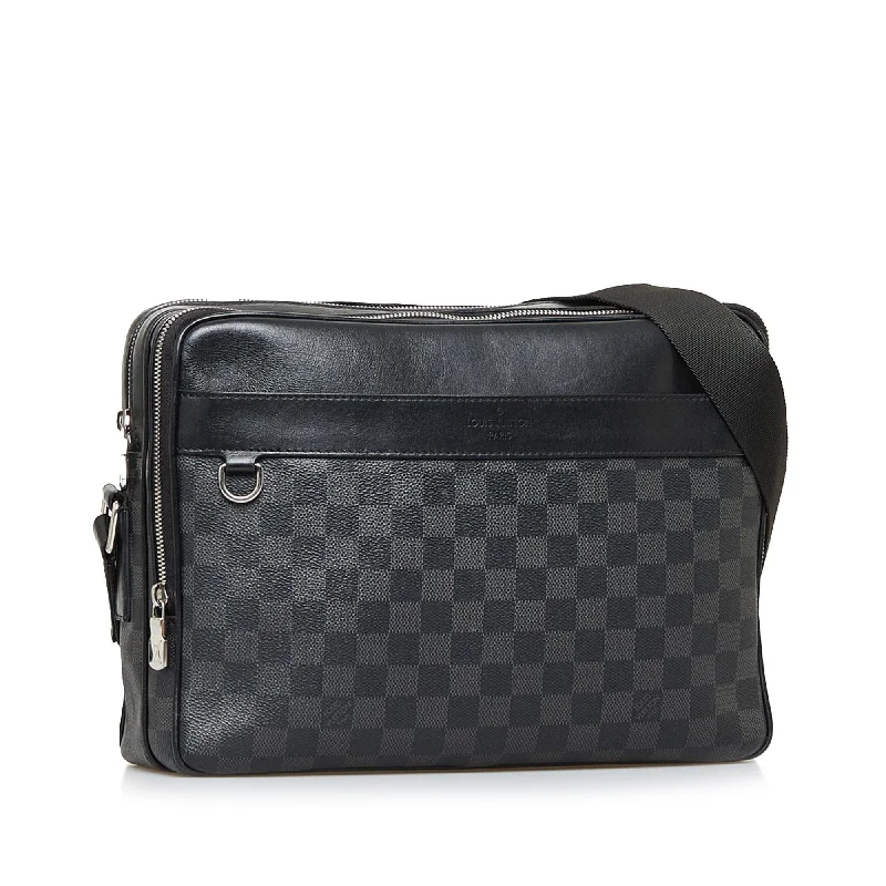 Louis Vuitton Capucines bags with smooth calfskin leather for luxuryLouis Vuitton Damier Graphite Trocadero MM (SHG-kvNDJc)