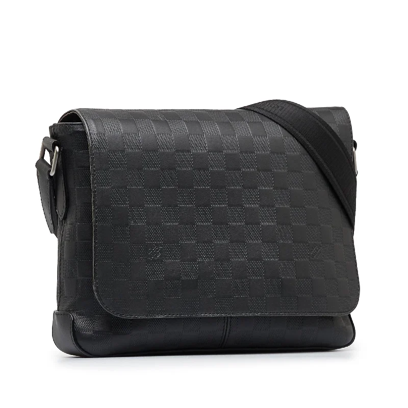 Louis Vuitton bags with a detachable mirror inside for on - the - go touch - upsLouis Vuitton Damier Infini District PM (SHG-T3JqDP)