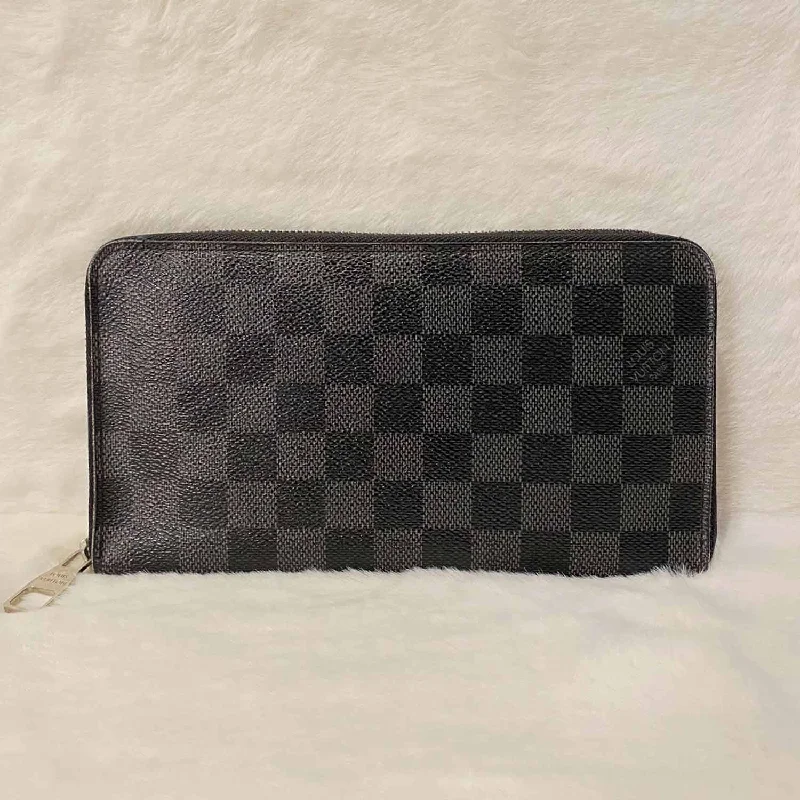 Louis Vuitton handbags with a metal - framed clasp for durabilityLouis Vuitton Damier Graphite Zippy Organiser