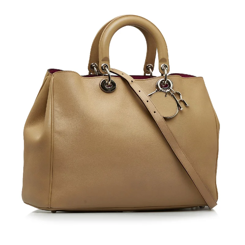 Fashion - forward Christian Dior tote bags for the modern womanDIORLarge issimo Satchel